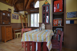 Illustration for article titled Awesome Grandparents Created Ridiculously Awesome Tree House Mansion for Their Grandkids